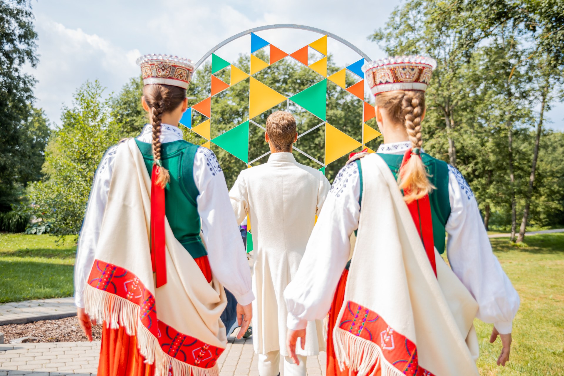 Junge Menschen in lettischen Trachten beim Lettischen Sänger- und Tanzfest