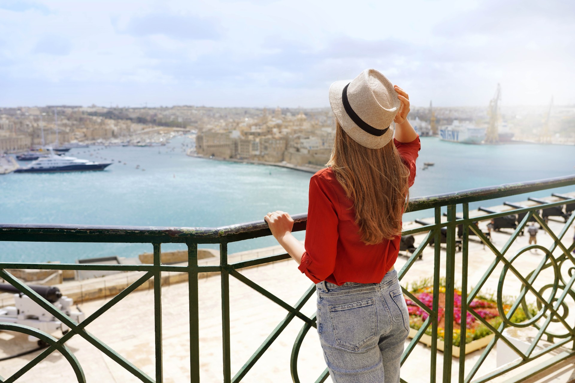Junge Frau genießt in den Upper Barrakka Gardens in Valletta den Blick auf die Three Cities